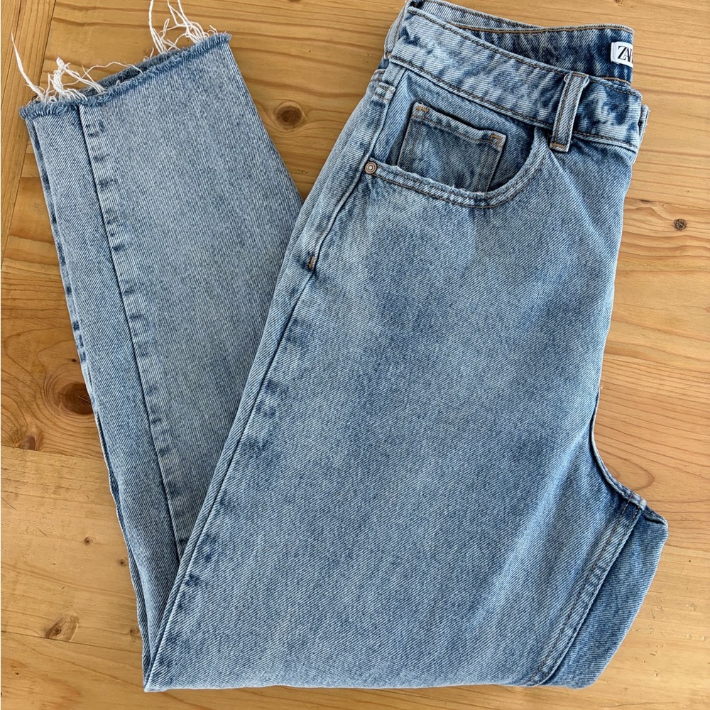 Zara Women's denim jean mom fit high rise  raw hem light wash size 30 US 6